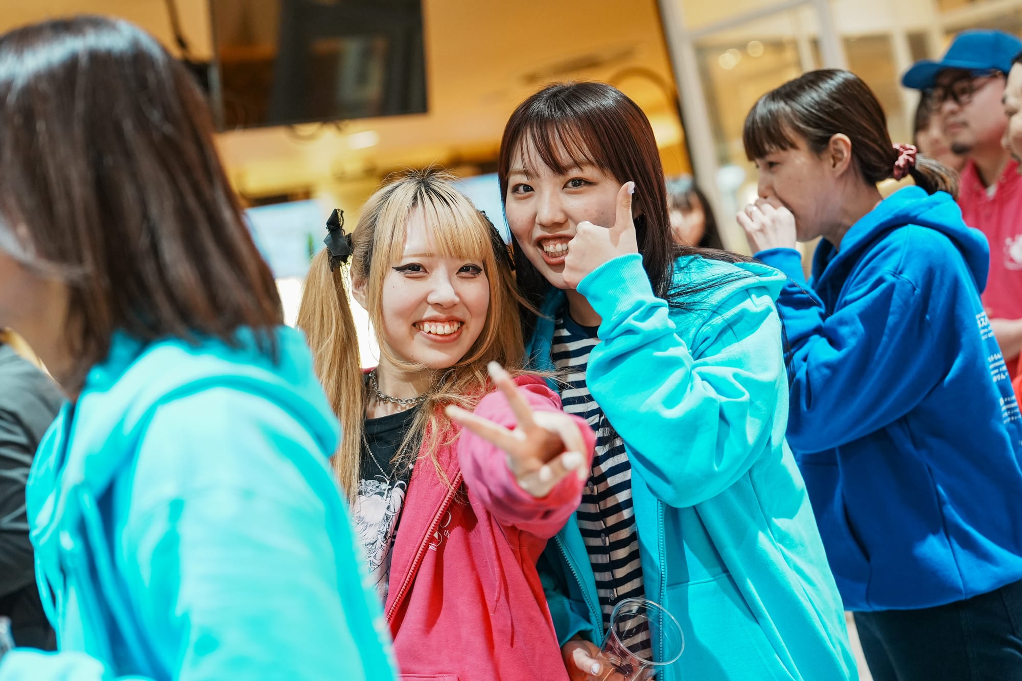 チームイベントで笑い合う社員たち