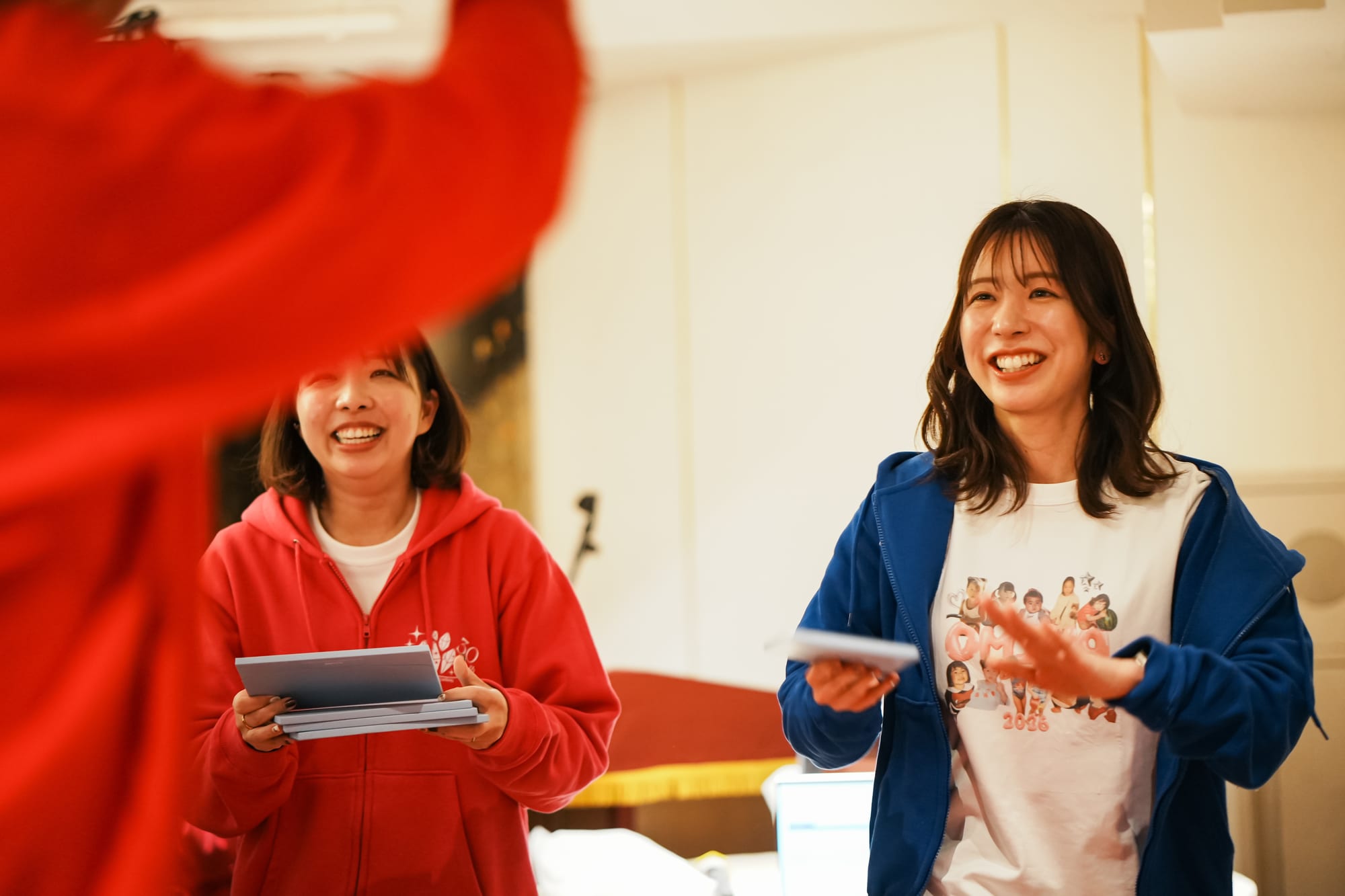 笑顔で語らう社員たち