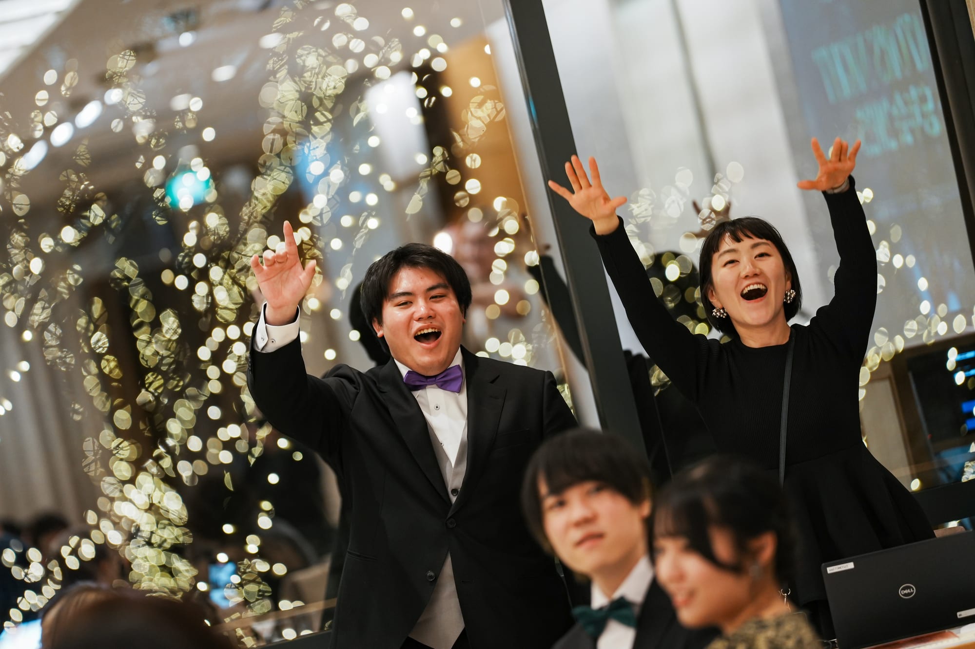 盛り上がる社員たち