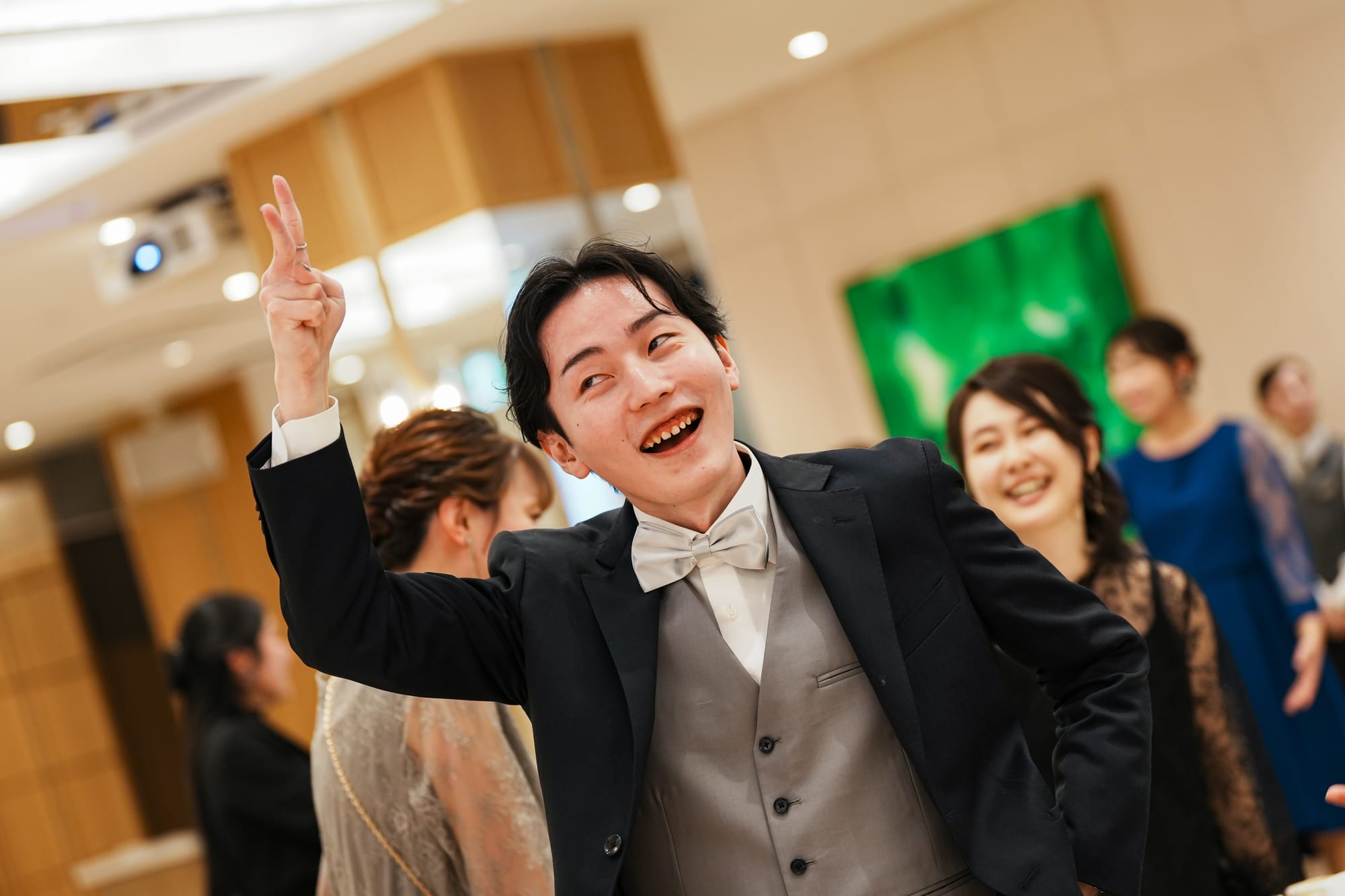 喜ぶ社員